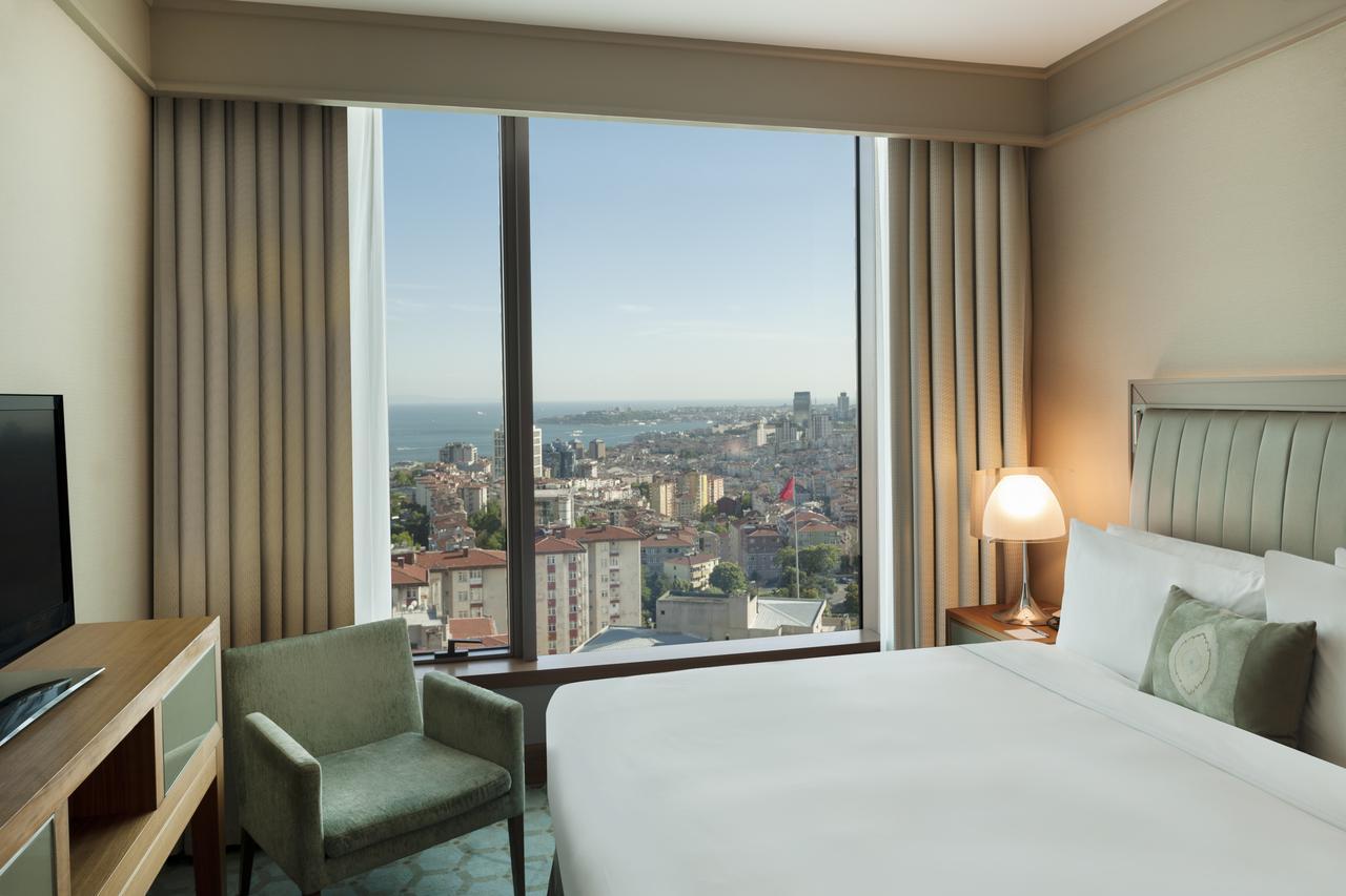 Renaissance Istanbul Polat Bosphorus Hotel Dış mekan fotoğraf A guest room at the hotel